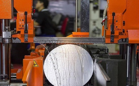 五华立式金属带锯床切削出现跑带故障解决方法！